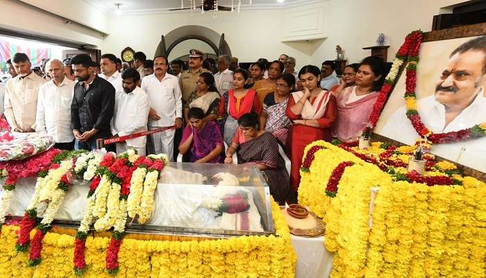 నందమూరి హరికృష్ణ అంతిమయాత్ర: ట్రాఫిక్ ఆంక్షలు నందమూరి హరికృష్ణ అంతిమయాత్ర: ట్రాఫిక్ ఆంక్షలు