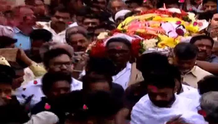 జూబ్లీహిల్స్ మహాప్రస్థానానికి చేరుకున్న హరికృష్ణ అంతిమయాత్ర జూబ్లీహిల్స్ మహాప్రస్థానానికి చేరుకున్న హరికృష్ణ అంతిమయాత్ర