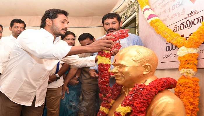 వైఎస్ఆర్కు నివాళి అర్పించిన కుటుంబీకులు వైఎస్ఆర్కు నివాళి అర్పించిన కుటుంబీకులు