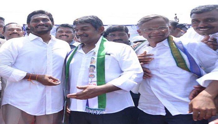 జగన్ పార్టీలో చేరిన మాజీ సీఎం కుమారుడు జగన్ పార్టీలో చేరిన మాజీ సీఎం కుమారుడు