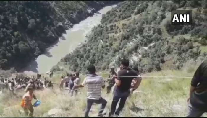 అప్‌డేట్: నదిలో పడిన వ్యాన్.. 17కి చేరిన మృతుల సంఖ్య! 