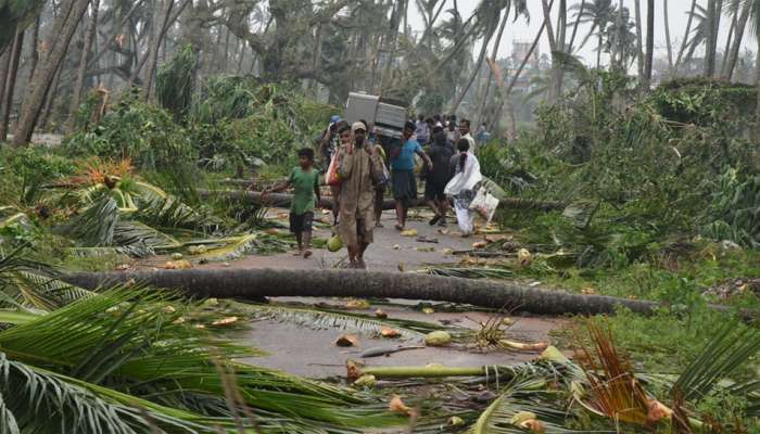 తిత్లీ ఎఫెక్ట్ ; 8 మంది దుర్మరణం, నీట మునిగిన లక్షలాది ఎకరాలు