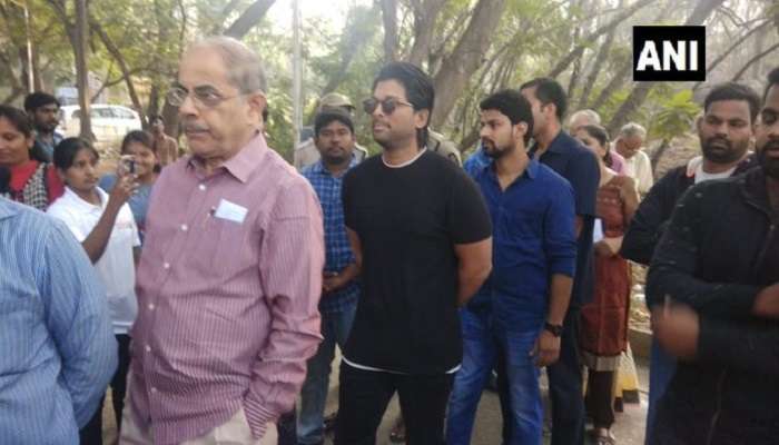 ఓటు హక్కు వినియోగించుకునేందుకు క్యూలో నిలబడిన అల్లు అర్జున్! ఓటు హక్కు వినియోగించుకునేందుకు క్యూలో నిలబడిన అల్లు అర్జున్!