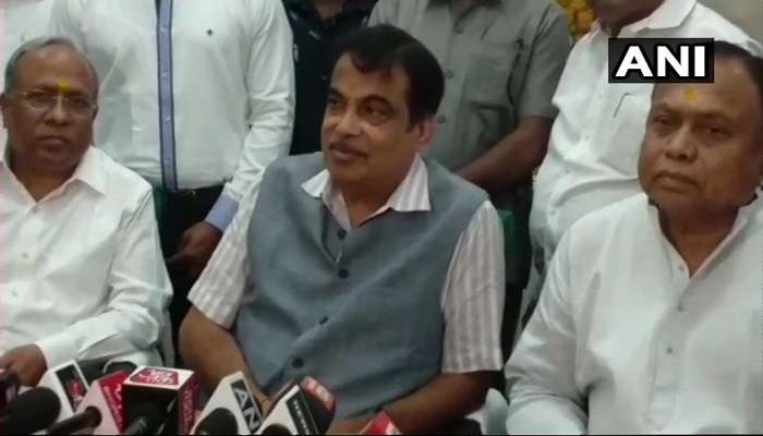 వేదికపైనే కుప్పకూలిన కేంద్ర మంత్రి నితిన్ గడ్కరి! వేదికపైనే కుప్పకూలిన కేంద్ర మంత్రి నితిన్ గడ్కరి!