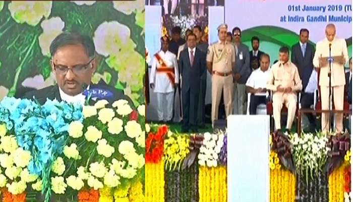 కొత్త ఏడాదికి కొలువుదీరిన సరికొత్త హైకోర్టు: ఏపీ సీజేగా ప్రవీణ్ కుమార్ ప్రమాణ స్వీకారం కొత్త ఏడాదికి కొలువుదీరిన సరికొత్త హైకోర్టు: ఏపీ సీజేగా ప్రవీణ్ కుమార్ ప్రమాణ స్వీకారం