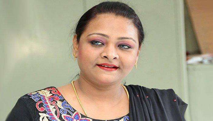 ఆ హీరో పార్టీలోకి ఆహ్వానిస్తే, రాజకీయాల్లోకి రావడానికి సిద్ధం : షకీలా ఆ హీరో పార్టీలోకి ఆహ్వానిస్తే, రాజకీయాల్లోకి రావడానికి సిద్ధం : షకీలా