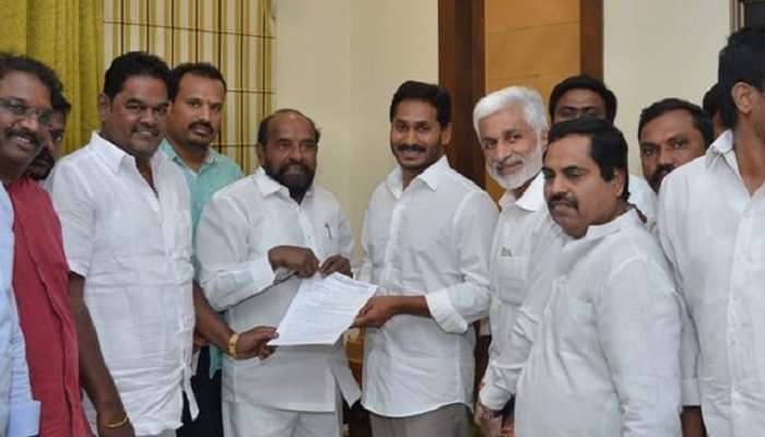 వైఎస్ జగన్తో బీసీ నేత ఆర్ కృష్ణయ్య భేటీ! వైఎస్ జగన్తో బీసీ నేత ఆర్ కృష్ణయ్య భేటీ!