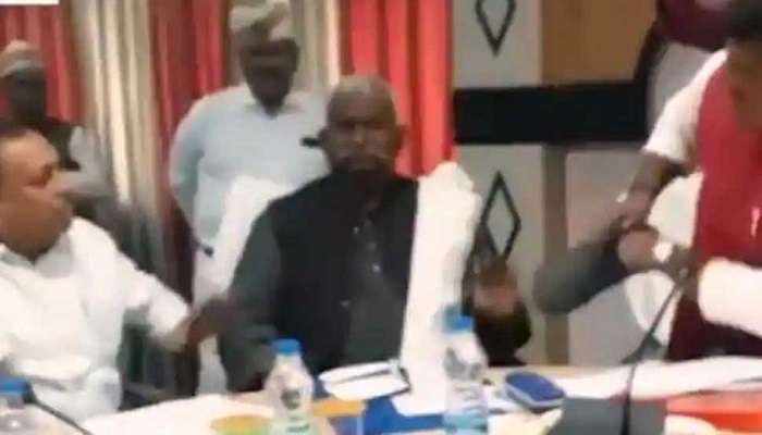 శిలాఫలకంపై పేరు కోసం మీడియా ముందే ముష్టి యుద్ధానికి దిగిన ఎంపీ, ఎమ్మెల్యే ! శిలాఫలకంపై పేరు కోసం మీడియా ముందే ముష్టి యుద్ధానికి దిగిన ఎంపీ, ఎమ్మెల్యే !
