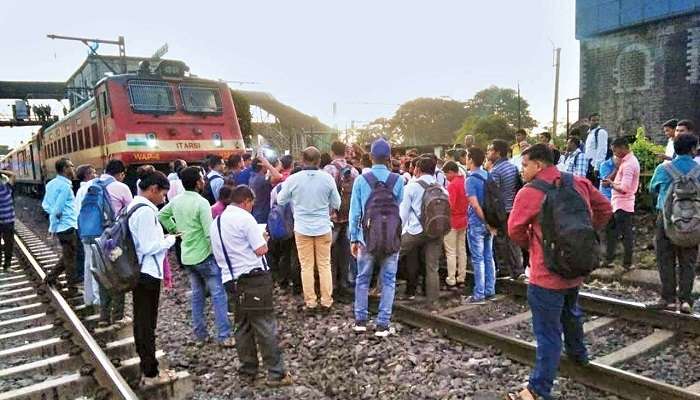 3 బోగీలతో సహా రైలు నుంచి వేరై కొంత దూరం వెళ్లిన ఇంజన్ !