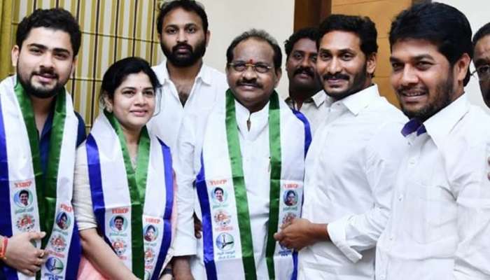 వైఎస్సార్సీపీలో చేరిన టీడీపీ ఎంపీ, మరో ఇద్దరు సినీ ప్రముఖులు వైఎస్సార్సీపీలో చేరిన టీడీపీ ఎంపీ, మరో ఇద్దరు సినీ ప్రముఖులు