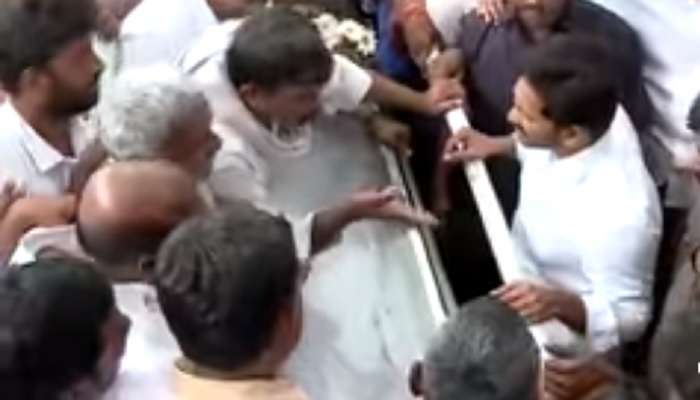వైఎస్ వివేకానంద రెడ్డికి కడసారి కన్నీటి వీడ్కోలు వైఎస్ వివేకానంద రెడ్డికి కడసారి కన్నీటి వీడ్కోలు