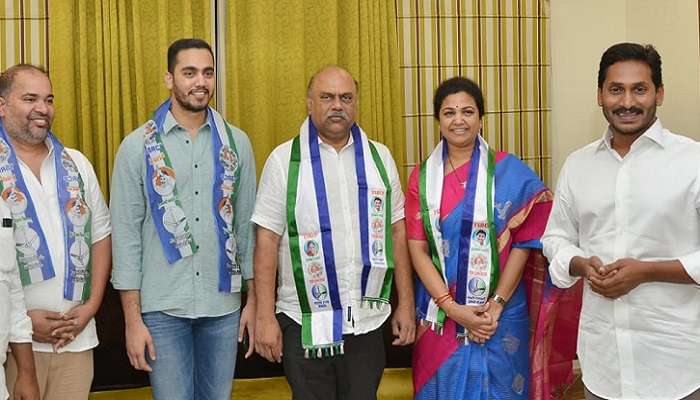 వైఎస్సార్సీపీలోకి క్యూ కట్టిన ఇతర పార్టీల నేతలు వైఎస్సార్సీపీలోకి క్యూ కట్టిన ఇతర పార్టీల నేతలు