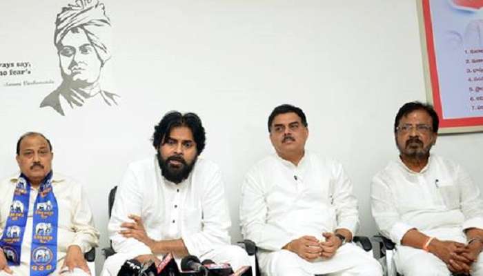 కేసీఆర్ దళితుడిని ముఖ్యమంత్రిని చేయలేదు కానీ.. : పవన్ కల్యాణ్ కేసీఆర్ దళితుడిని ముఖ్యమంత్రిని చేయలేదు కానీ.. : పవన్ కల్యాణ్