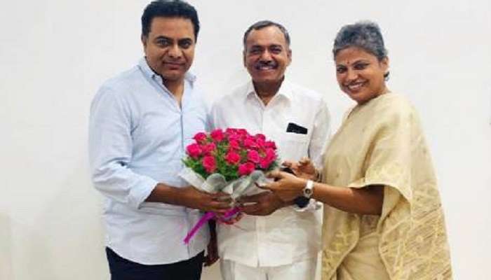 కాంగ్రెస్ పార్టీకి షాక్ ఇచ్చిన గండ్ర.. కేటీఆర్ని కలిసిన గండ్ర దంపతులు కాంగ్రెస్ పార్టీకి షాక్ ఇచ్చిన గండ్ర.. కేటీఆర్ని కలిసిన గండ్ర దంపతులు