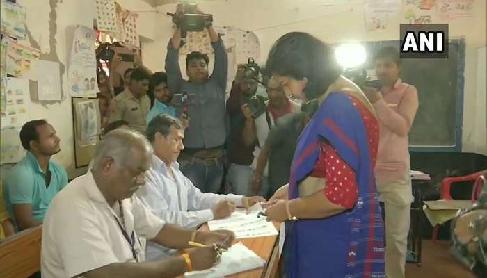 మాజీ ఐఏఎస్, మాజీ ఐపిఎస్ మధ్య హోరాహోరి పోటి ! మాజీ ఐఏఎస్, మాజీ ఐపిఎస్ మధ్య హోరాహోరి పోటి !