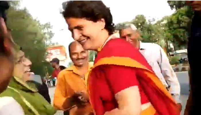 కాన్వాయ్ ఆపి మోడీ మద్దతు దారులకు ఆల్ ది బెస్ట్ చెప్పిన ప్రియాంక !! కాన్వాయ్ ఆపి మోడీ మద్దతు దారులకు ఆల్ ది బెస్ట్ చెప్పిన ప్రియాంక !!