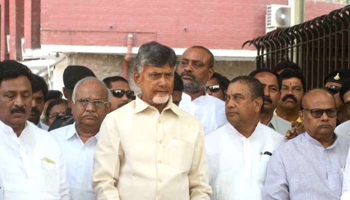 సీఈసీ అరోరా కలిసిన చంద్రబాబు; ఎన్నికల కమిషన్ తీరుపై ధ్వజం సీఈసీ అరోరా కలిసిన చంద్రబాబు; ఎన్నికల కమిషన్ తీరుపై ధ్వజం
