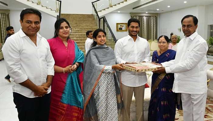 కేసీఆర్ని కలిసిన వైఎస్ జగన్.. ప్రమాణస్వీకారోత్సవానికి ఆహ్వానం కేసీఆర్ని కలిసిన వైఎస్ జగన్.. ప్రమాణస్వీకారోత్సవానికి ఆహ్వానం