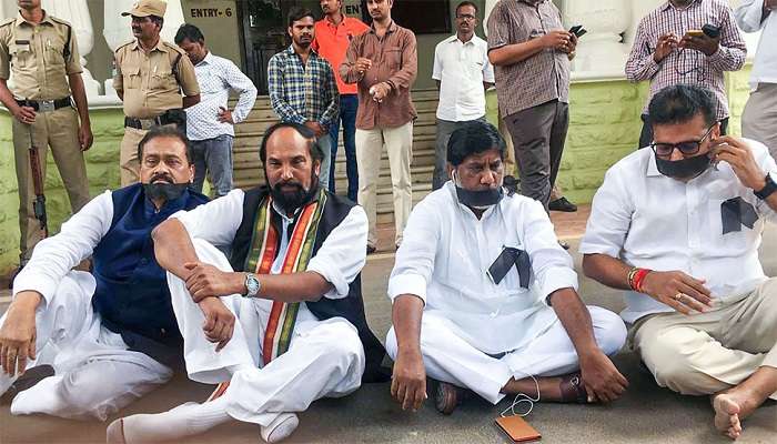 టీఆర్ఎస్లో సీఎల్పీ విలీనం: కాంగ్రెస్ నిర్ణయాన్ని వెల్లడించిన ఉత్తమ్ టీఆర్ఎస్లో సీఎల్పీ విలీనం: కాంగ్రెస్ నిర్ణయాన్ని వెల్లడించిన ఉత్తమ్