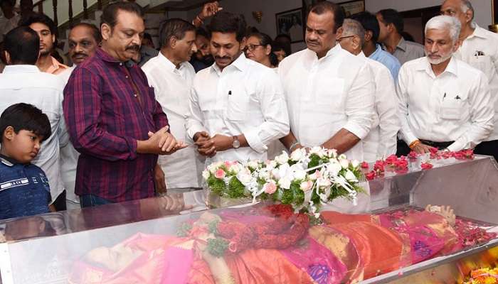 విజయ నిర్మల పార్థివదేహానికి సీఎం జగన్, ఇతర నేతల నివాళి విజయ నిర్మల పార్థివదేహానికి సీఎం జగన్, ఇతర నేతల నివాళి