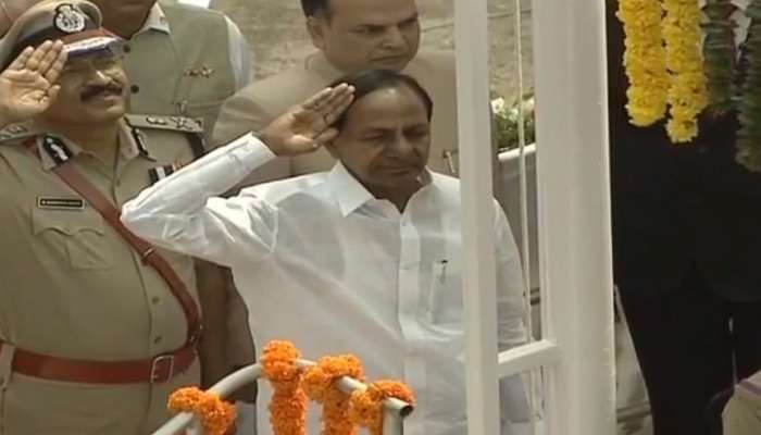 గోల్కొండ కోటపై జాతీయ జెండాను ఆవిష్కరించిన సీఎం కేసీఆర్ గోల్కొండ కోటపై జాతీయ జెండాను ఆవిష్కరించిన సీఎం కేసీఆర్