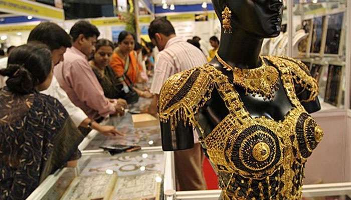 బాబోయ్ బంగారం ; రికార్డు స్థాయికి చేరిన పసిడి ధరలు బాబోయ్ బంగారం ; రికార్డు స్థాయికి చేరిన పసిడి ధరలు