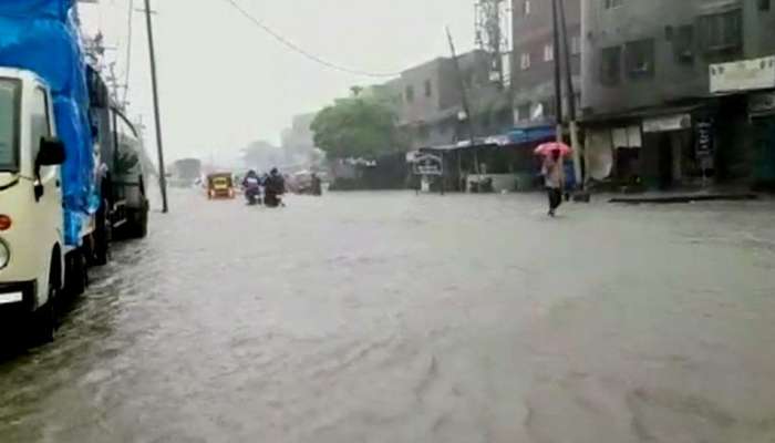 మూడు రాష్ట్రాల్లో భారీ వర్షాలు.. ఆరు రాష్ట్రాల్లో పిడుగులు మూడు రాష్ట్రాల్లో భారీ వర్షాలు.. ఆరు రాష్ట్రాల్లో పిడుగులు