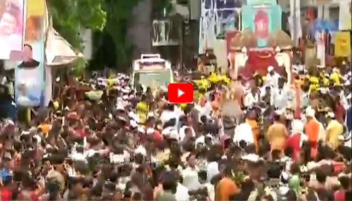 మానవత్వాన్ని చాటుకున్న గణేష్ భక్తులు... వీడియో వైరల్ !! మానవత్వాన్ని చాటుకున్న గణేష్ భక్తులు... వీడియో వైరల్ !!