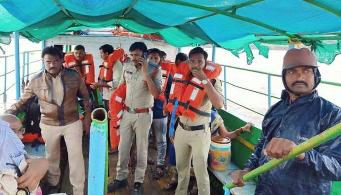 61 మందితో ప్రయాణిస్తోన్న బోటు తిరగబడి 12 మంది మృతి 61 మందితో ప్రయాణిస్తోన్న బోటు తిరగబడి 12 మంది మృతి