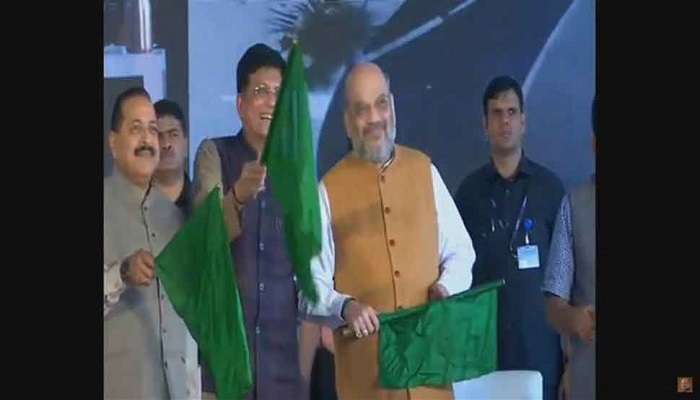 వందే భారత్ ఎక్స్ప్రెస్ రైలుకు పచ్చజెండా ఊపిన కేంద్ర హోంశాఖ మంత్రి అమిత్ షా వందే భారత్ ఎక్స్ప్రెస్ రైలుకు పచ్చజెండా ఊపిన కేంద్ర హోంశాఖ మంత్రి అమిత్ షా