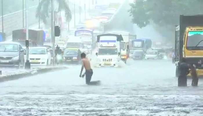 భారీ శబ్ధాలతో ఉరుములు, మెరుపులు.. నగరాన్ని ముంచెత్తిన భారీ వర్షం! భారీ శబ్ధాలతో ఉరుములు, మెరుపులు.. నగరాన్ని ముంచెత్తిన భారీ వర్షం!