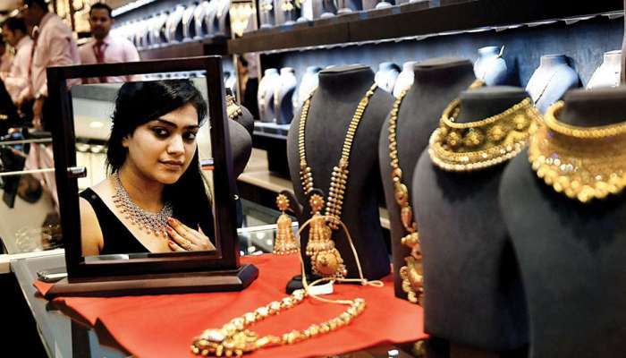 ధన త్రయోదశి: స్వల్పంగా తగ్గిన బంగారం ధరలు