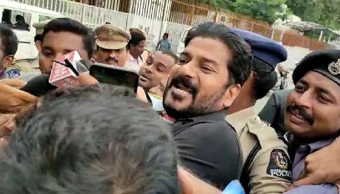 రేవంత్ రెడ్డిపై ఎస్సై ఫిర్యాదు.. నాన్ బెయిలబుల్ కేసు నమోదు రేవంత్ రెడ్డిపై ఎస్సై ఫిర్యాదు.. నాన్ బెయిలబుల్ కేసు నమోదు