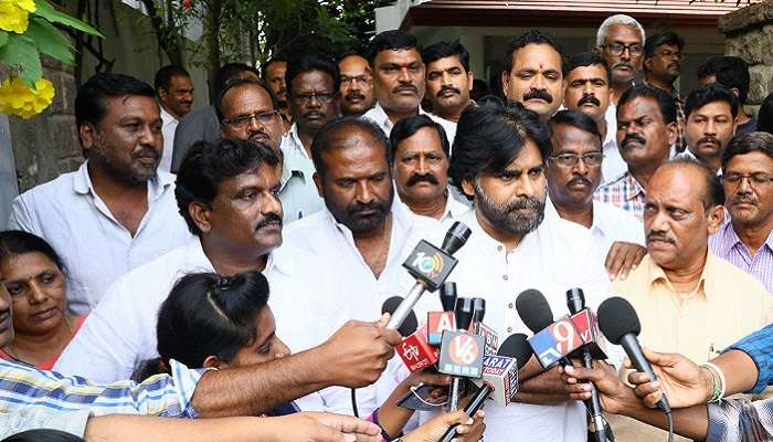 ఆర్టీసీ సమ్మె: కార్మికులకు పవన్ కల్యాణ్ భరోసా ఆర్టీసీ సమ్మె: కార్మికులకు పవన్ కల్యాణ్ భరోసా