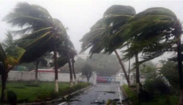 బుల్బుల్ తుఫాను ప్రభావం: తెలుగు రాష్ట్రాల్లోనూ వర్షాలు బుల్బుల్ తుఫాను ప్రభావం: తెలుగు రాష్ట్రాల్లోనూ వర్షాలు