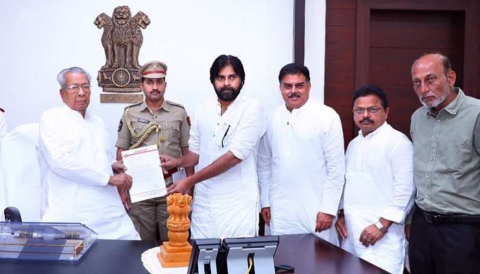 ఏపీ గవర్నర్కి పవన్ కల్యాణ్ ఫిర్యాదు ఏపీ గవర్నర్కి పవన్ కల్యాణ్ ఫిర్యాదు
