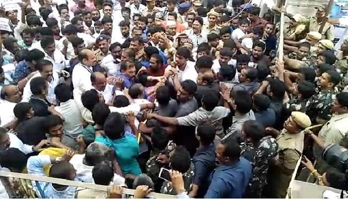 చంద్రబాబు దీక్షను అడ్డుకునే యత్నం, పరిస్థితి ఉద్రిక్తం చంద్రబాబు దీక్షను అడ్డుకునే యత్నం, పరిస్థితి ఉద్రిక్తం