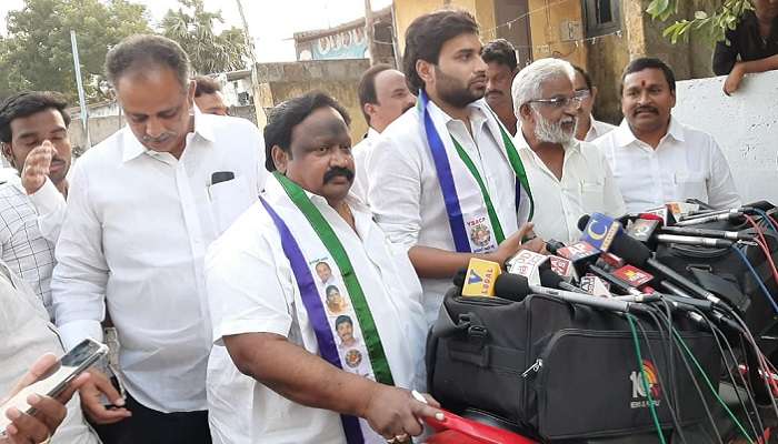 వైసీపీలో చేరిన దేవినేని అవినాష్.. టీడీపీపై పలు ఆరోపణలు వైసీపీలో చేరిన దేవినేని అవినాష్.. టీడీపీపై పలు ఆరోపణలు