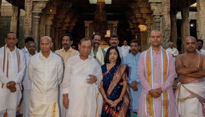 పదవీ విరమణ నేపథ్యంలో తిరుమలలో శ్రీవారిని దర్శించుకున్న సీజేఐ రంజన్ గొగొయ్ పదవీ విరమణ నేపథ్యంలో తిరుమలలో శ్రీవారిని దర్శించుకున్న సీజేఐ రంజన్ గొగొయ్