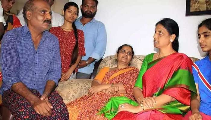 హైదరాబాద్ 'నిర్భయ' కుటుంబాన్ని పరామర్శించిన మంత్రి సబితా ఇంద్రా రెడ్డి, జిల్లా కలెక్టర్ రోనాల్డ్ రోస్ హైదరాబాద్ 'నిర్భయ' కుటుంబాన్ని పరామర్శించిన మంత్రి సబితా ఇంద్రా రెడ్డి, జిల్లా కలెక్టర్ రోనాల్డ్ రోస్