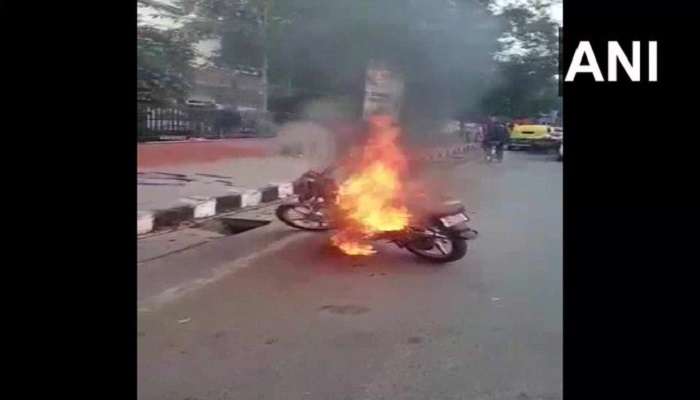 Delhi young man fired his own vehicle : తగలబెట్టుకుంటాం.. కానీ..!! 