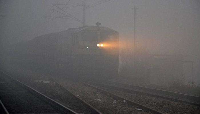 Trains running late due to fog : దట్టంగా పొగమంచు.. ఆలస్యంగా నడుస్తున్న రైళ్లు