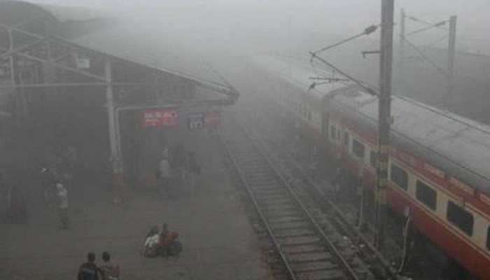 Trains running late due to fog : ఉత్తరాదిలో చలి దెబ్బకు రైళ్లు ఆలస్యం..!