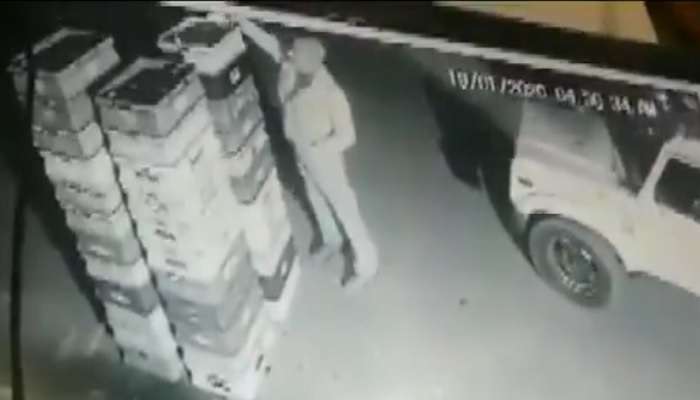 Policeman seen stealing packets of milk in Noida: పోలీస్ దొంగ..!!