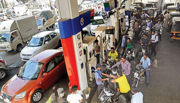 Petrol and diesel prices : రెండో రోజూ భారీగా తగ్గిన పెట్రోల్, డీజిల్ ధరలు