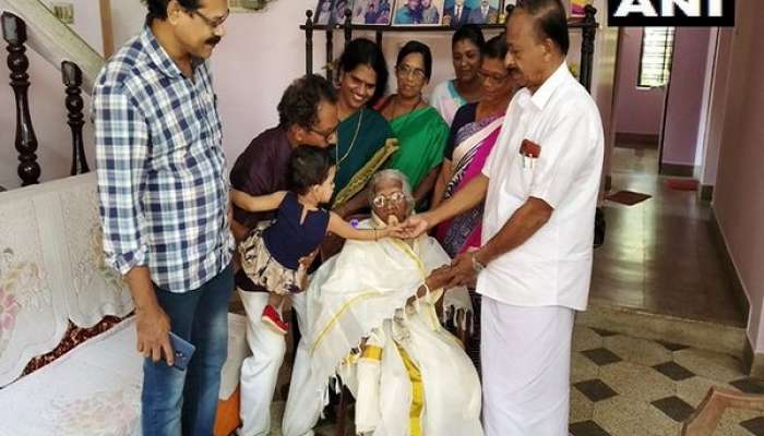 మోదీ ప్రశంసించిన ఈ బామ్మ ఎవరో తెలుసా..? మోదీ ప్రశంసించిన ఈ బామ్మ ఎవరో తెలుసా..?