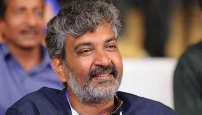 చీపురుతో అలరించిన రాజమౌళి.. ఇదిగో వీడియో... చీపురుతో అలరించిన రాజమౌళి.. ఇదిగో వీడియో...