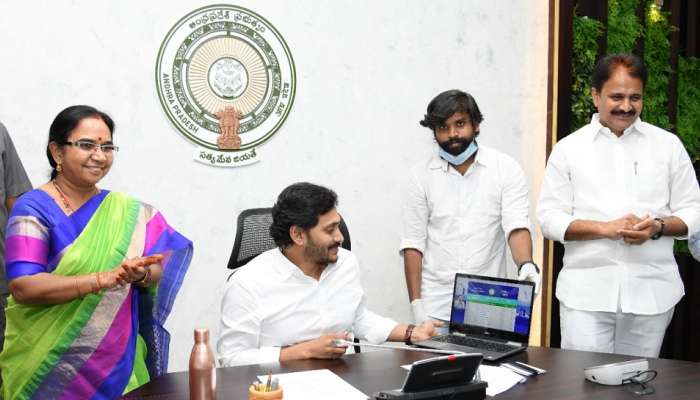 వైఎస్సార్ మత్స్యకార భరోసాకి వైఎస్ జగన్ శ్రీకారం.. వారి ఖాతాలోకి రూ.10వేలు వైఎస్సార్ మత్స్యకార భరోసాకి వైఎస్ జగన్ శ్రీకారం.. వారి ఖాతాలోకి రూ.10వేలు