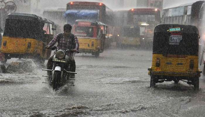 Rain updates : నగర శివార్లలో పలు చోట్ల భారీ వర్షం Rain updates : నగర శివార్లలో పలు చోట్ల భారీ వర్షం