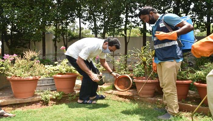 ఇంటి పరిసరాలు శుభ్రం చేసిన కేటీఆర్..!!